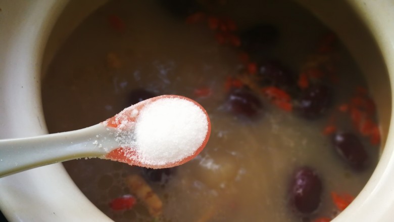 一碗汤#湘莲红枣板栗猪肚汤,加入3茶匙盐提味，建议根据自己口味酌情添加。