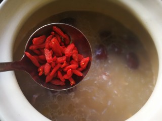 一碗汤#湘莲红枣板栗猪肚汤,出锅前两分钟加入一把枸杞作为点缀。