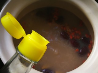 一碗汤#湘莲红枣板栗猪肚汤,最后加入10克芝麻油提香，一锅浓郁的鲜汤就做好了。