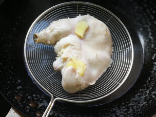 一碗汤#湘莲红枣板栗猪肚汤,此时猪肚变硬些了，捞出放水龙头下将浮沫等冲洗干净。
