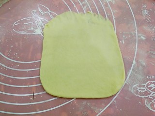 椰蓉麻花面包,取一个松弛好的小面团，轻拍排气后，用擀面杖擀成约5毫米厚的大致的方形，最上端压薄。