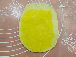 椰蓉麻花面包,涂抹上适量椰蓉酱，最上端和右边留出空位，不要涂满。