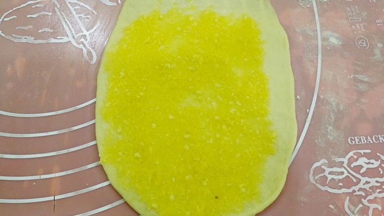 椰蓉麻花面包,涂抹上适量椰蓉酱，最上端和右边留出空位，不要涂满。