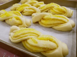椰蓉麻花面包,做好造型的面包胚在温暖湿润的环境中发酵至1倍大。（我是放入烤箱40度发酵30分钟）。