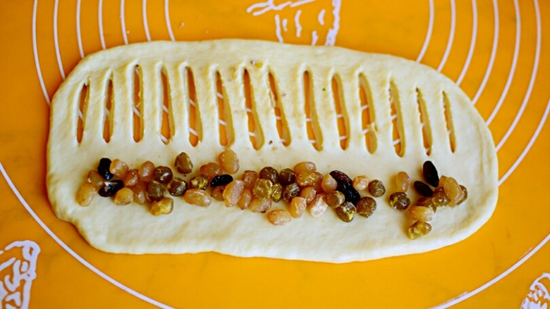 早餐+毛毛虫蜜豆面包,另一侧，用刀划一厘米宽，不要划断