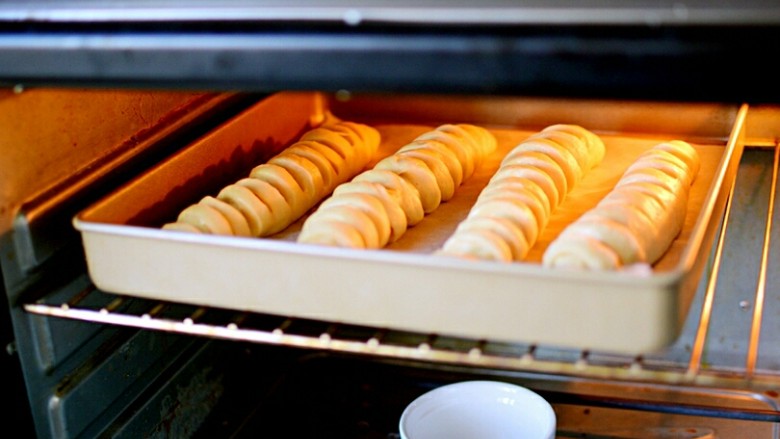 早餐+毛毛虫蜜豆面包,放烤箱进行二次发酵25分钟，烤箱底部放一碗热水