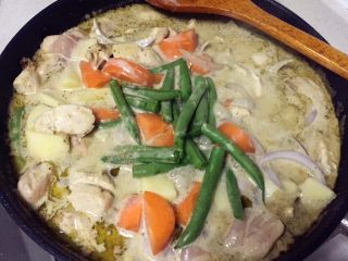 泰式绿咖喱鸡,放入各种蔬菜（可放自己喜欢的其它蔬菜），放糖30克，再倒入150克椰浆煮8分钟。