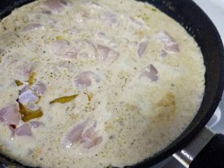 泰式绿咖喱鸡,椰浆加热后，放入鸡肉