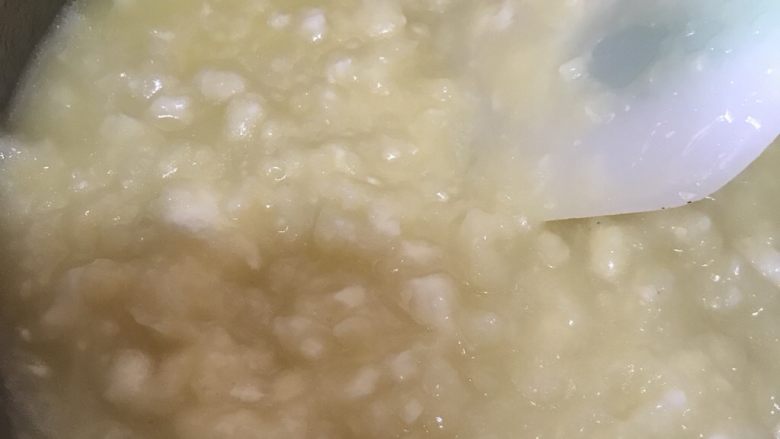 经典榴莲泡芙,倒入过筛的低筋面粉，开小火，用刮刀迅速搅拌均匀。