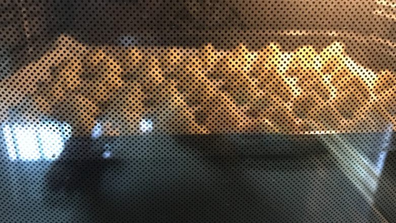 经典榴莲泡芙,烤箱预热210度后烤十分钟左右定型后转180度二十五分钟左右，看表面金黄色的即可。