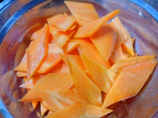 中秋家宴菜 全家福,胡萝卜切成棱形片。放胡萝卜一是为了丰富颜色搭配。二是看中它丰富的维生素含量。