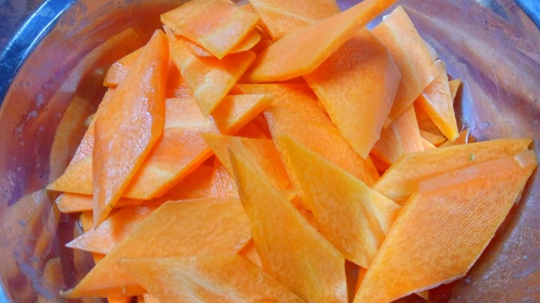 中秋家宴菜 全家福,胡萝卜切成棱形片。放胡萝卜一是为了丰富颜色搭配。二是看中它丰富的维生素含量。