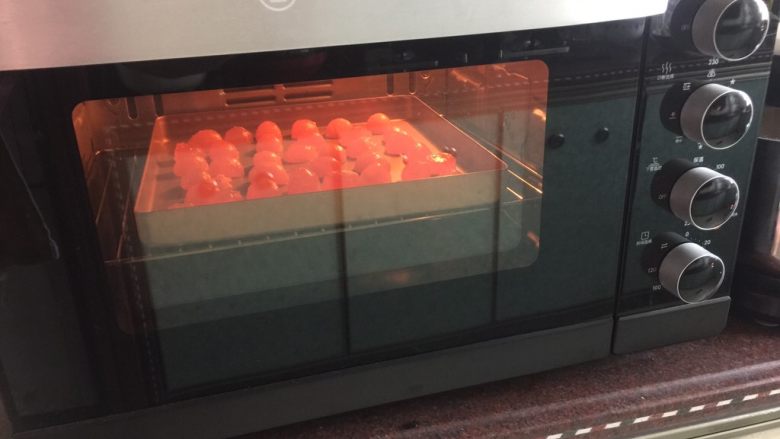 #甜食#酥掉渣的红豆蛋黄酥,放入预热好的烤箱中层150摄氏度烤8分钟