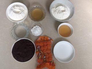 #甜食#酥掉渣的红豆蛋黄酥,准备好材料（红豆沙的做法见我的菜谱）