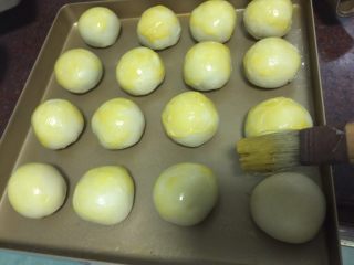 #甜食#酥掉渣的红豆蛋黄酥,再利用毛刷从表面刷上刷一层蛋黄液