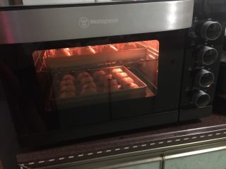 #甜食#酥掉渣的红豆蛋黄酥,然后放入预热好的烤箱中层以175摄氏度上下火烤25分钟