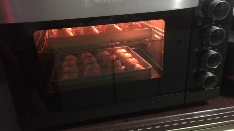 #甜食#酥掉渣的红豆蛋黄酥,然后放入预热好的烤箱中层以175摄氏度上下火烤25分钟