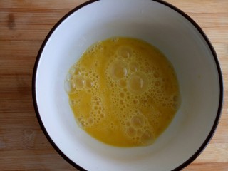 西红柿鸡蛋炒饭,用打蛋器打散鸡蛋。