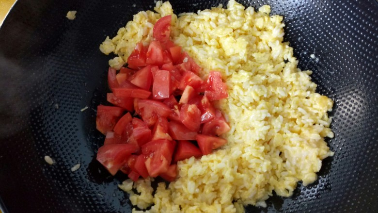 西红柿鸡蛋炒饭,炒好之后，放入切碎的西红柿块。