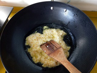 西红柿鸡蛋炒饭,油温到7分热时，放入浸在蛋液里的饭。翻炒。