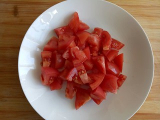 西红柿鸡蛋炒饭,西红柿切成小块。