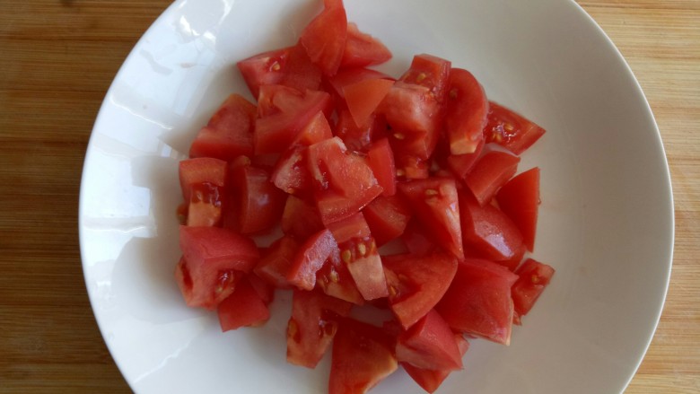 西红柿鸡蛋炒饭,西红柿切成小块。