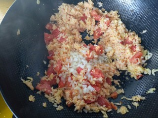 西红柿鸡蛋炒饭,加入葱花，翻炒。