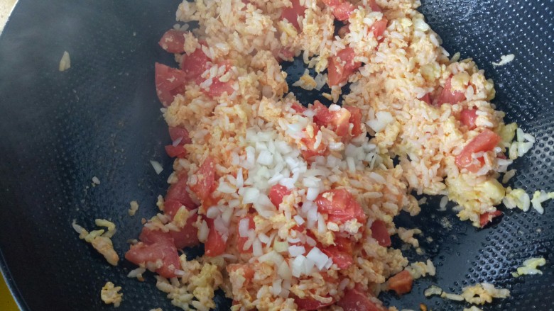 西红柿鸡蛋炒饭,加入葱花，翻炒。