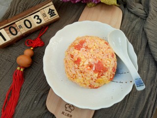 西红柿鸡蛋炒饭,盛入碗中。