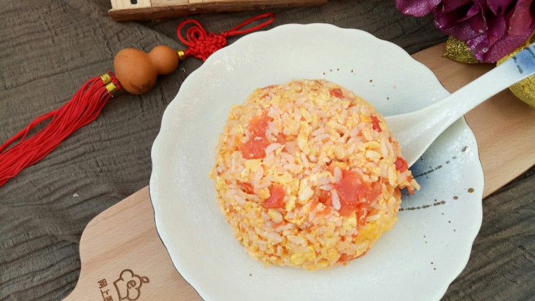 西红柿鸡蛋炒饭,营养均衡的西红柿鸡蛋炒饭完成了。