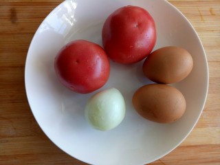 炒饭秀+西红柿鸡蛋炒饭,食材:西红柿2个，鸡蛋2个，毛葱1个。