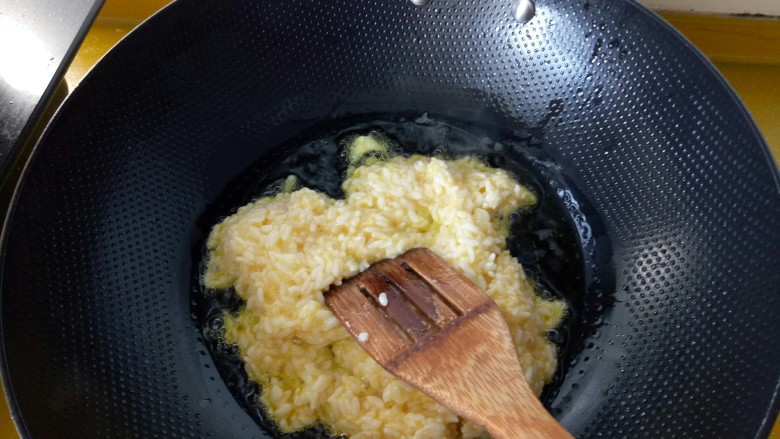 炒饭秀+西红柿鸡蛋炒饭,油温到7分时，加入浸好蛋液的剩饭。不断翻炒。