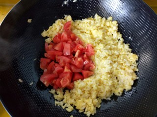 炒饭秀+西红柿鸡蛋炒饭,加入西红柿块。翻炒。