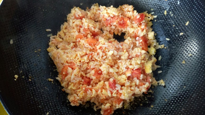 炒饭秀+西红柿鸡蛋炒饭,炒好的饭，加适量的盐。