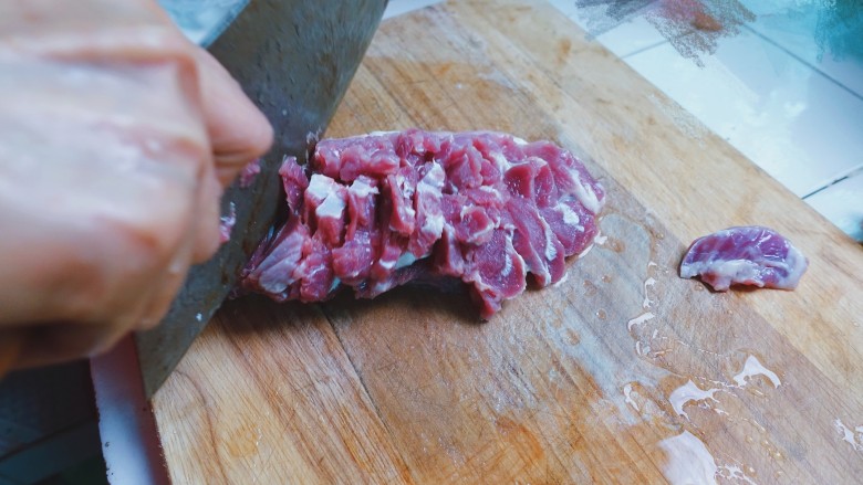 猪肉菠菜饺子（妈妈的独家秘方）,开始切肉沫，切肉沫有一个很方便的办法，先在正面横着切，多切几刀，不用切到底