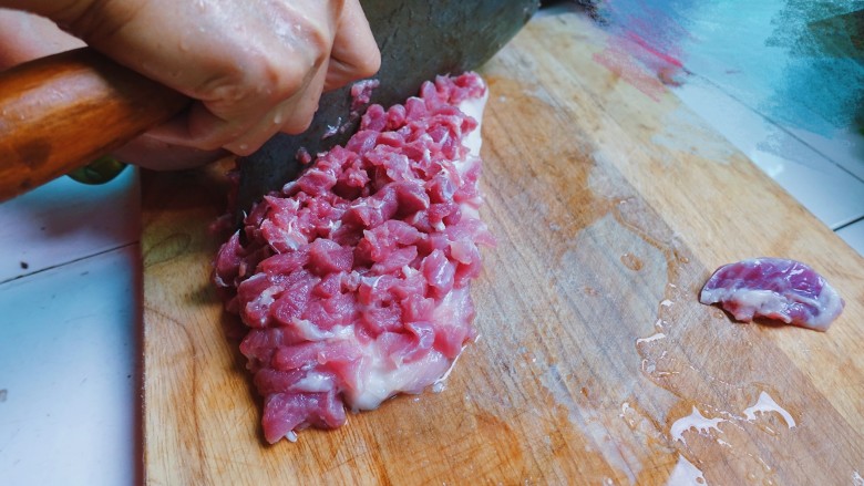 猪肉菠菜饺子（妈妈的独家秘方）,然后竖着再切几刀，也不用切到底，尽量切密一些

然后把肉翻过来重复步骤3和4
