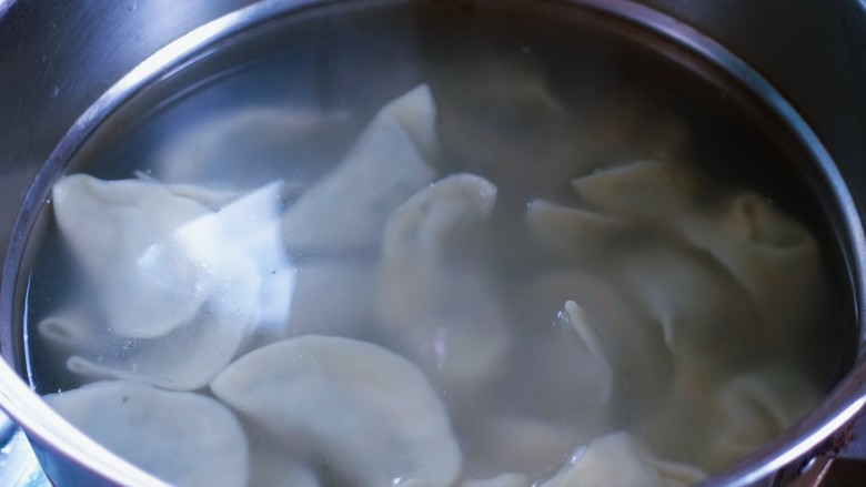 猪肉菠菜饺子（妈妈的独家秘方）,饺子下锅后，第一次开锅时倒点凉水进去，然后盖上盖子直到水再次沸腾～