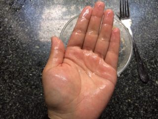 芝麻红薯小饼,手洗净沾水