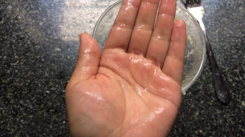 芝麻红薯小饼,手洗净沾水