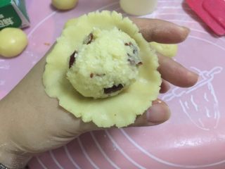 #甜食#椰香蔓越莓月饼,趁冰冻的时候放在手的虎口处包入馅料，此刻最好包