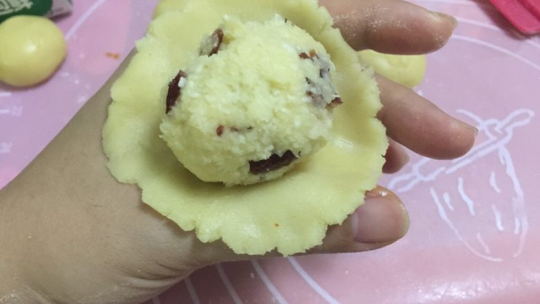 #甜食#椰香蔓越莓月饼,趁冰冻的时候放在手的虎口处包入馅料，此刻最好包