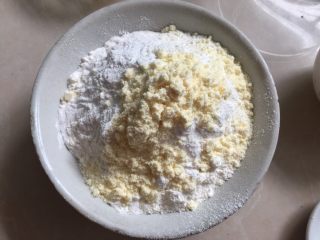 #甜食#椰香蔓越莓月饼,面粉和奶粉过筛