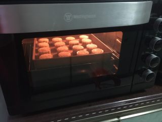 #甜食#椰香蔓越莓月饼,然后放入预热好的烤箱中层以180摄氏度上下火烤5分钟