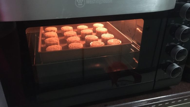 #甜食#椰香蔓越莓月饼,然后放入预热好的烤箱中层以180摄氏度上下火烤5分钟