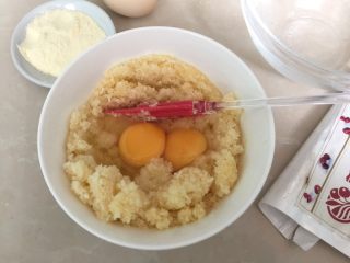 #甜食#椰香蔓越莓月饼,再加入全蛋液搅拌