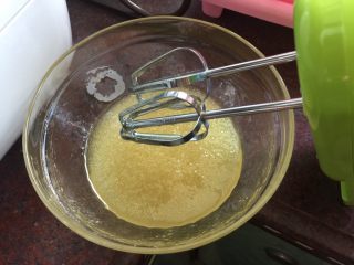 #甜食#椰香蔓越莓月饼,植物油分次加入转化糖浆中，用打蛋器搅拌均匀