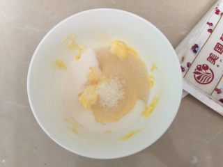 #甜食#椰香蔓越莓月饼,碗里加入白砂糖、黄油、纯牛奶