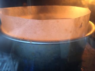 红茶海绵蛋糕,烤箱180度预热，烤约40分钟，出炉脱模冷却即可
