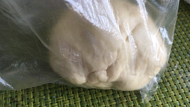 中种炼乳排包,所有的中种材料混合在一起，揉成一个比较光滑的面团，装入保鲜袋放冰箱冷藏发酵超过17小时