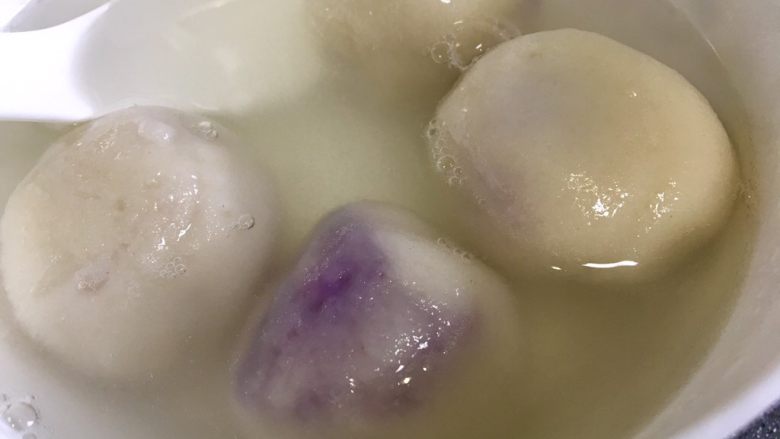 紫薯小圆子,大汤圆内陷是加了猪油的紫薯泥，甜度适中，不腻，宝宝喜欢。